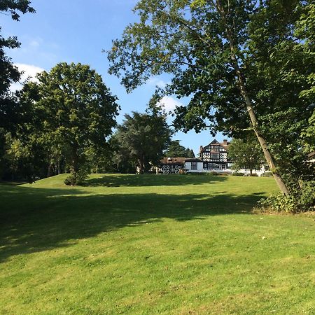 The Manor Elstree Hotel Eksteriør billede